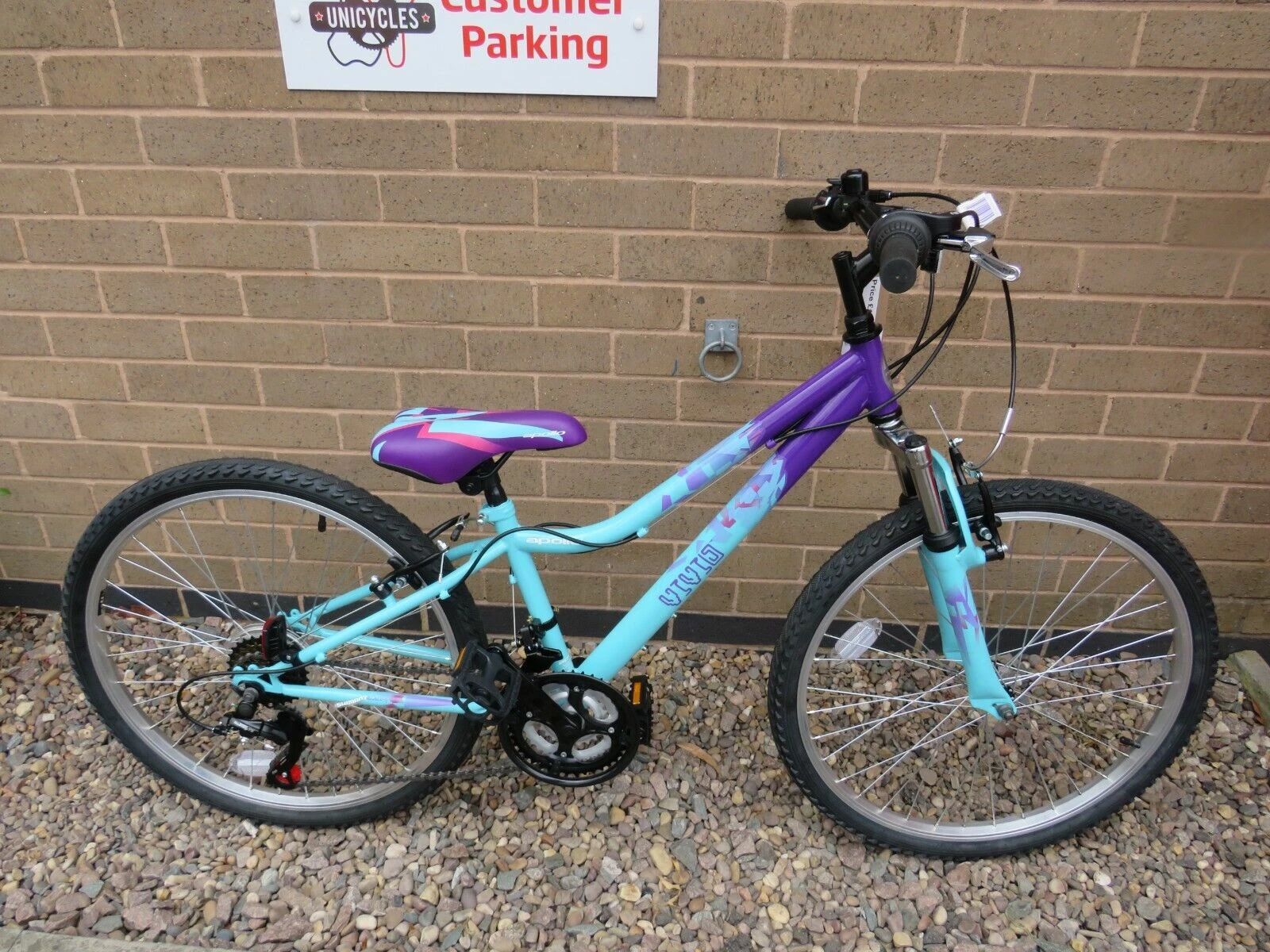 APOLLO VIVID GIRLS MOUNTAIN BIKE 12 INCH FRAME 24 INCH WHEELS Ref 16657 1 APOLLO VIVID GIRLS MOUNTAIN BIKE 12 INCH FRAME 24 INCH WHEELS Ref 16657