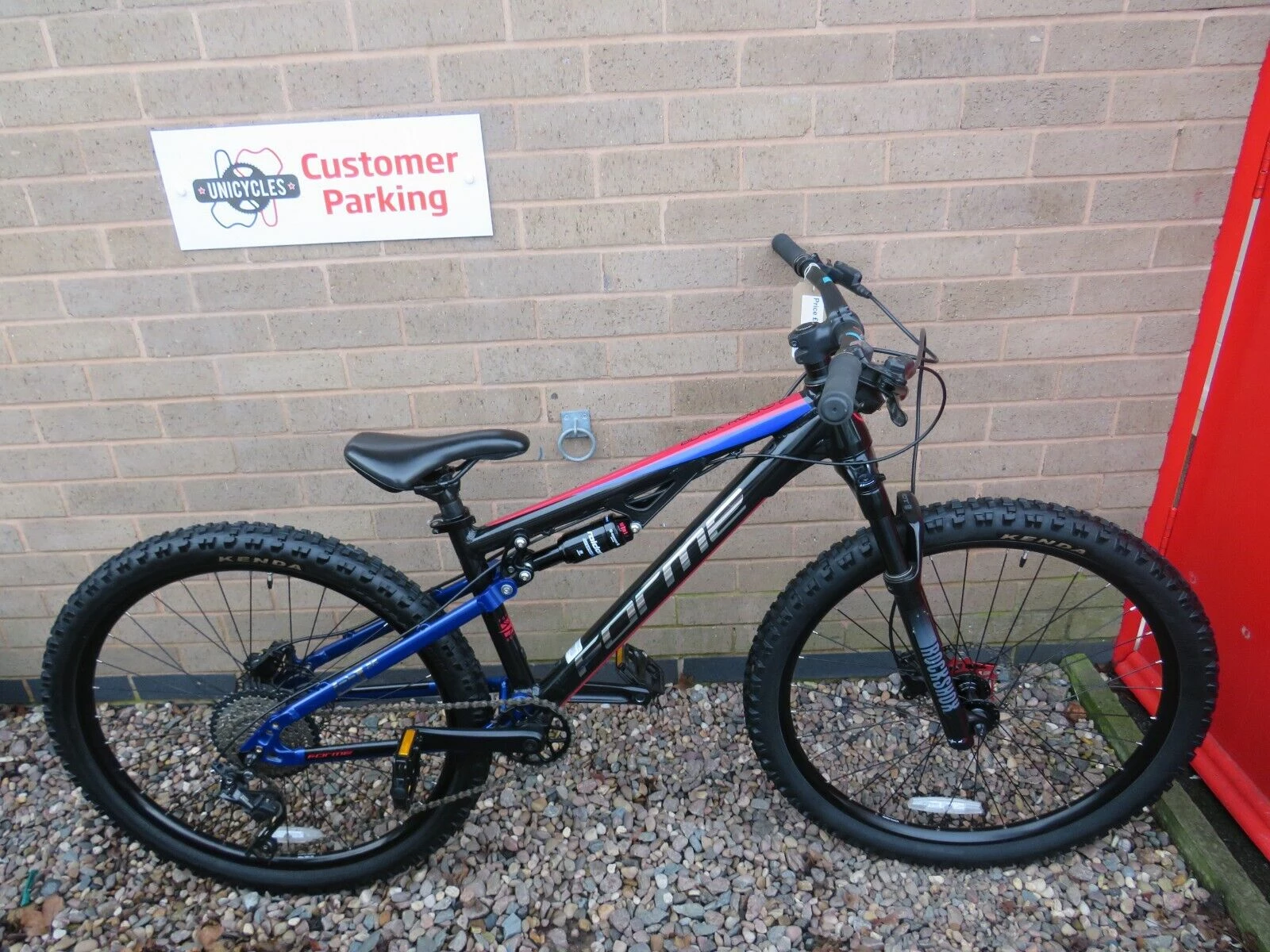 FORME BLACK ROCKS MOUNTAIN BIKE 14 INCH X/S ADULTS ALUMINIUM FRAME Ref 16477 1 FORME BLACK ROCKS MOUNTAIN BIKE 14 INCH X/S ADULTS ALUMINIUM FRAME Ref 16477