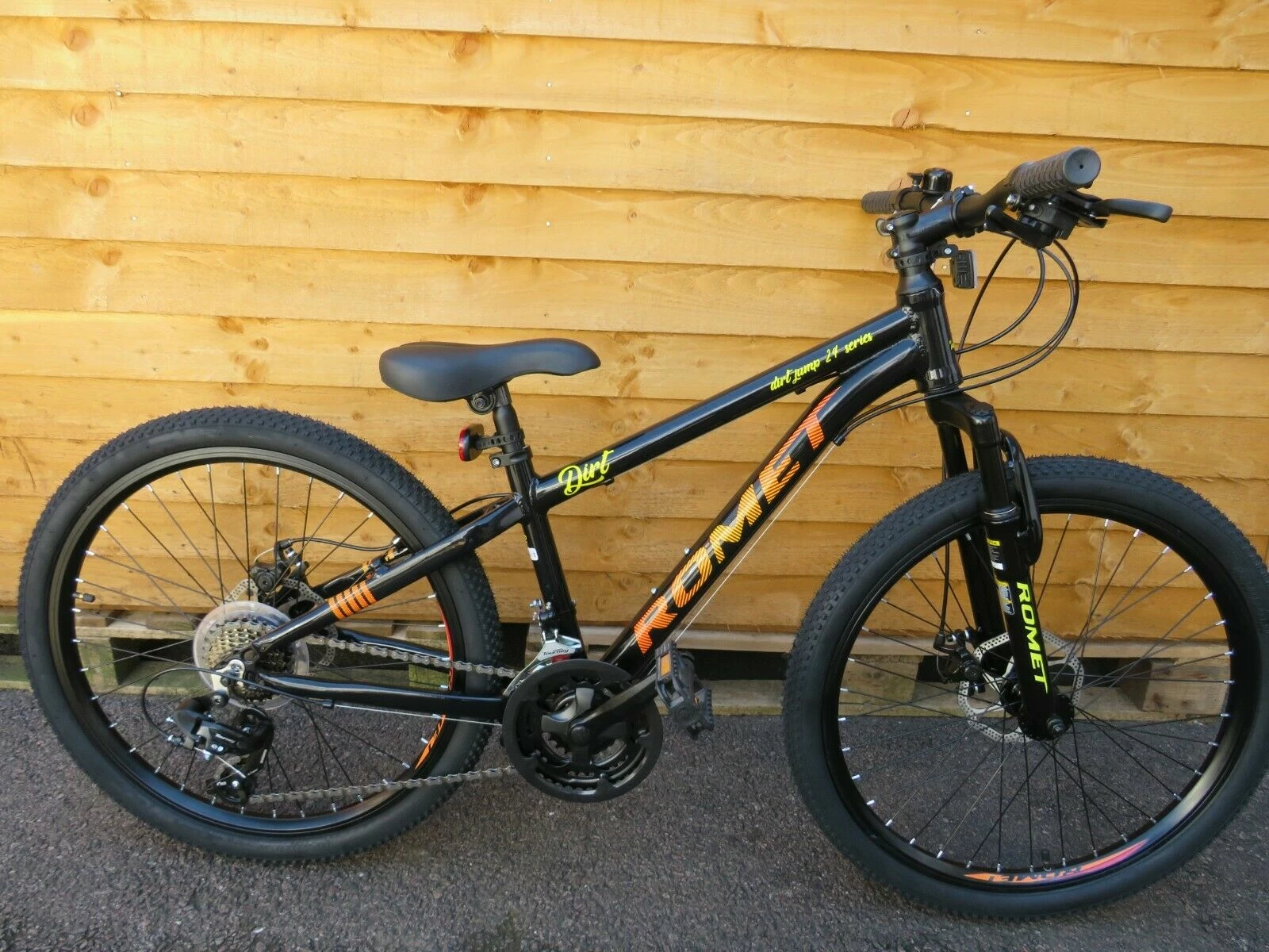 ROMET DIRT MOUNTAIN BIKE 13 INCH ALUMINIUM FRAME 24 INCH WHEELS Ref 14004 1 ROMET DIRT MOUNTAIN BIKE 13 INCH ALUMINIUM FRAME 24 INCH WHEELS Ref 14004