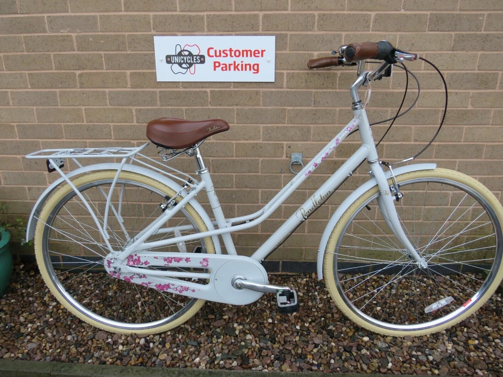 PENDLETON DALBY HYBRID BIKE 17 INCH ALUMINIUM FRAME EX SHOP DISPLAY Ref 16633 1 PENDLETON DALBY HYBRID BIKE 17 INCH ALUMINIUM FRAME EX SHOP DISPLAY Ref 16633